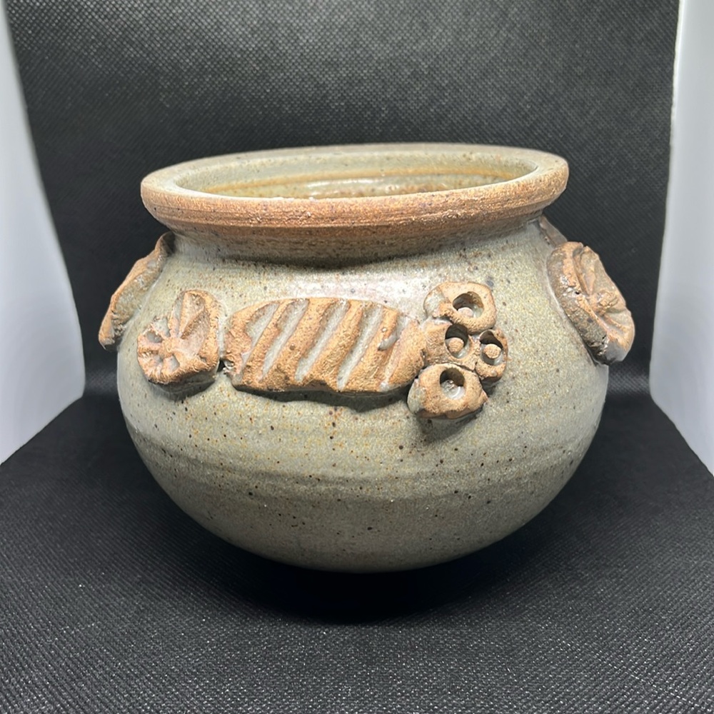 Pottery pot/vase